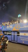 欧洲足球盘睡不着，起来嗨！阿根廷球员乘坐大巴巡游庆祝夺冠